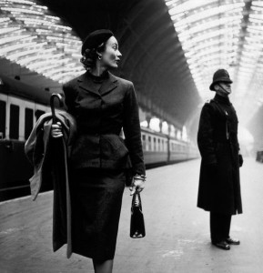 578px-Lisa_Fonssagrives_at_Paddington_Station,_London,_1951